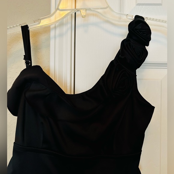 Black Shoulder party dress - Picture 4 of 9